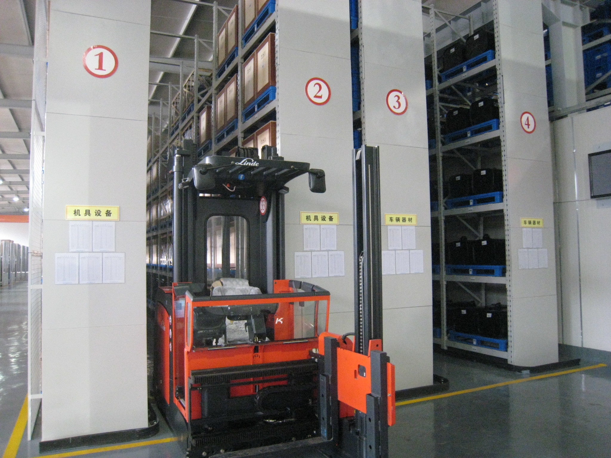 Système automatique de stockage et de récupération de protection contre la corrosion avec le défilement ligne par ligne de palette