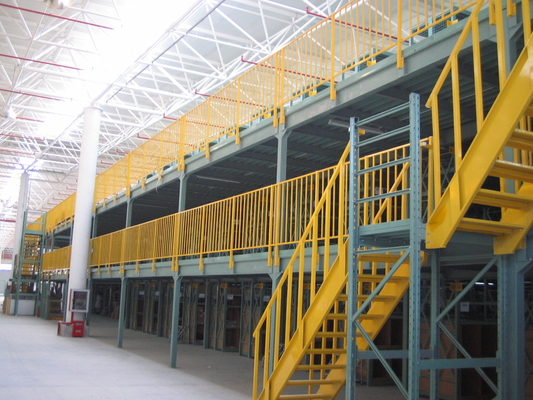Étagère de mezzanine à plusieurs niveaux jaune pour une utilisation efficace de l'espace