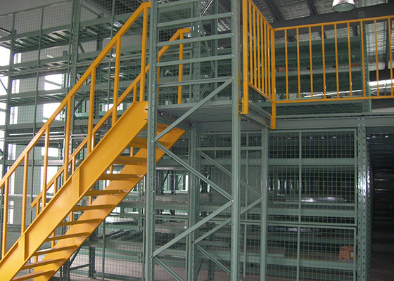 Le grenier de structure métallique d'entrepôt étirent le plancher de mezzanine de niveau multi de plate-forme d'escaliers